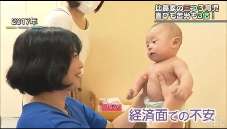 日本人妻狂生多胞胎，丈夫却产后抑郁：每月奶粉钱5万，还要存4500万供孩子上学…