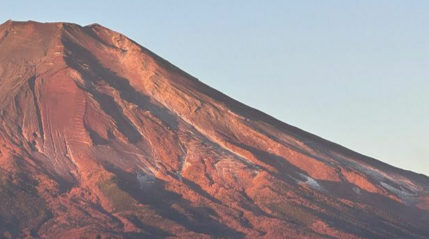 富士山迎来最晚初雪 创130年纪录