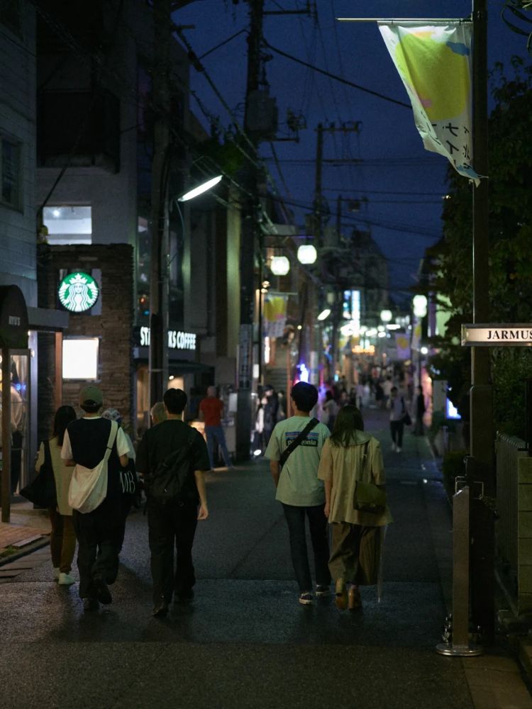 在夜晚的东京散步