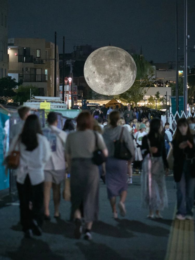 在夜晚的东京散步