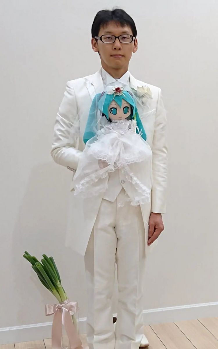 官方警告！宅男公务员和初音未来结婚6年后摊上事了！